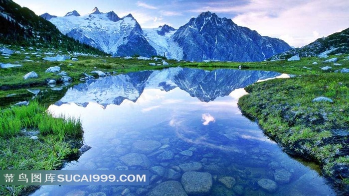 雪山下的小河山水风景图片