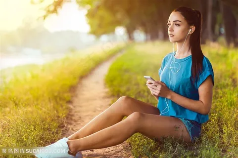 跑步听音乐的性感美女高清图片 跑步听音乐的性感美女高清图片