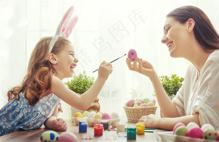 在给彩蛋上色的小女孩摄影