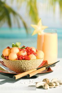 海报椰树下的新鲜哈密瓜果汁饮品高清摄影 海报椰树下的新鲜哈密瓜果汁饮品高清摄影