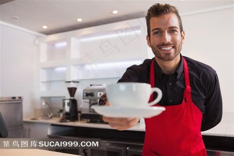 咖啡厅端咖啡的帅哥图片