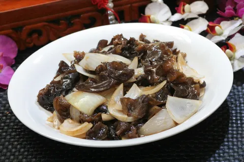 葱头炒木耳 10元