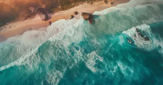 海岸边海浪为背景的海滩场景航空摄影图