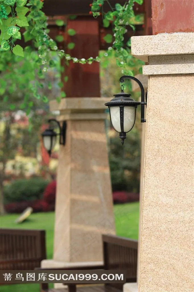 大理石墙面上的壁灯