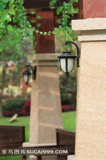 大理石墙面上的壁灯