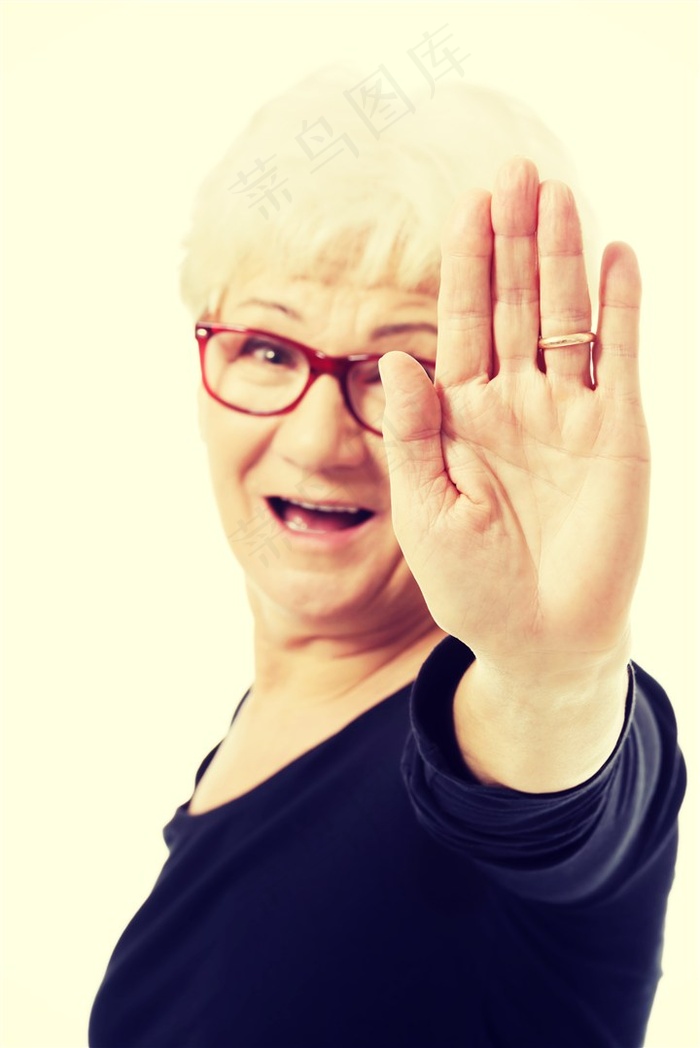 拍照的白头发老人