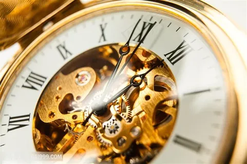 唯美金色怀表高清图片