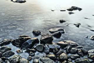 海边黑色岩石图片