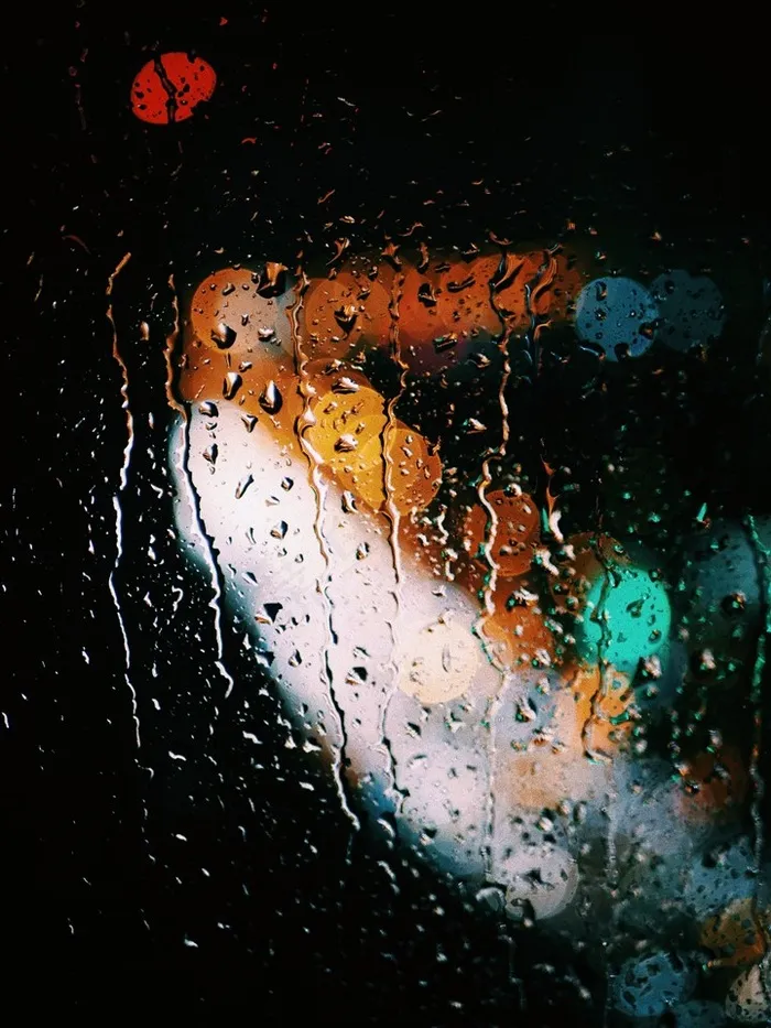 水滴飘落在玻璃上的高清图片