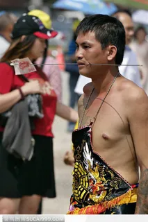 钢丝穿嘴的男人