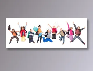 开心跳跃的小朋友