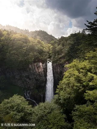密林深处的瀑布