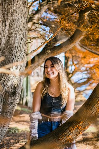 树林性感美女人体摄影图片