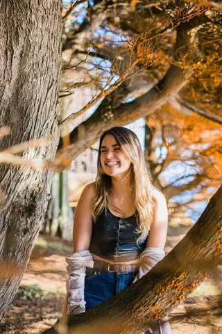 树林性感美女人体摄影图片