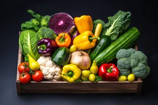 蔬菜木箱装满各种各样的蔬菜摄影图