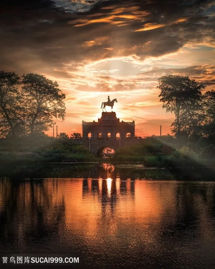 光辉下雕塑图片