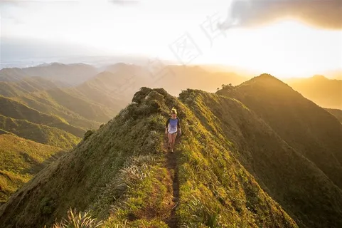 山上跑步的女孩 山上跑步的女孩