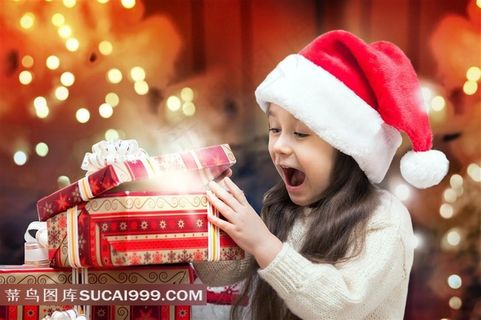 打开圣诞礼物的女孩