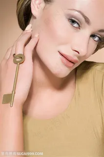美容保健-拿着一片金钥匙的美女