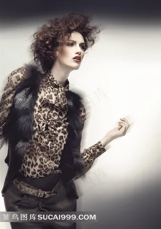 红唇卷发服饰时尚美女模特摄影高清图片