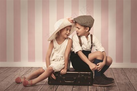 坐一起的男孩女孩