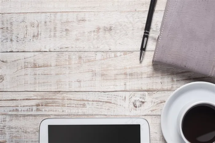 桌上的平板电脑和笔