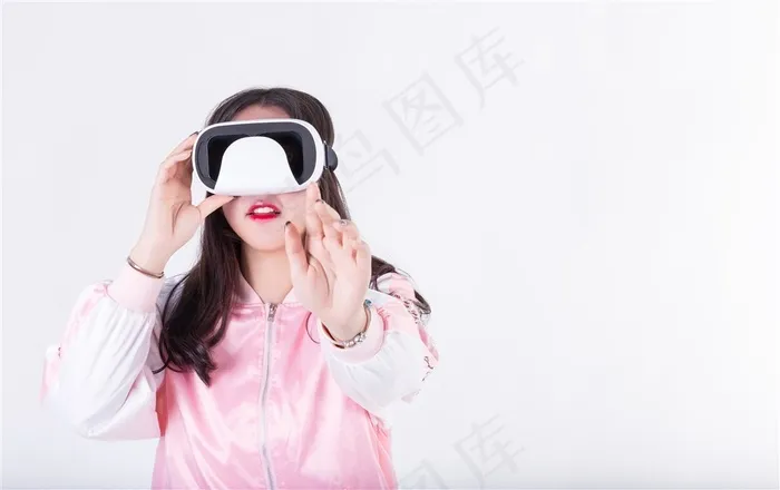 戴VR眼镜的少女写真图片
