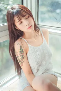 靠在窗户*清纯美女图片