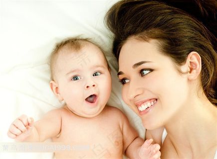 母亲和婴儿系列 - 可爱的宝宝的幸福的母亲