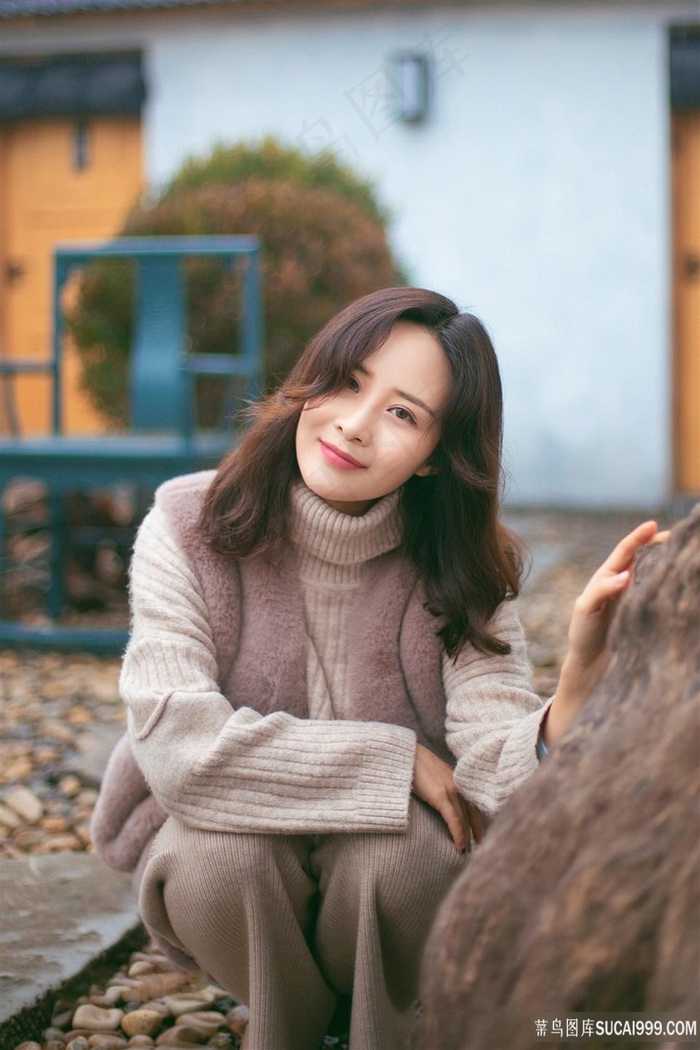 4K超清蹲在地上的气质美女图片毛毛