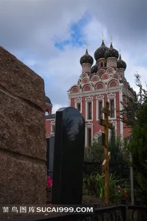 阴雨天空下的修道院陵园和教堂