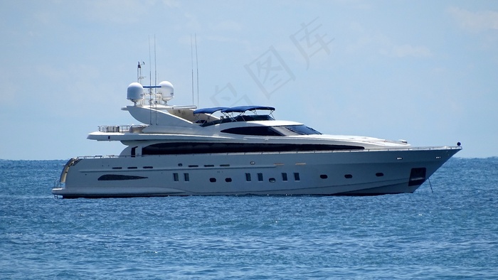 海洋游艇航行图片
