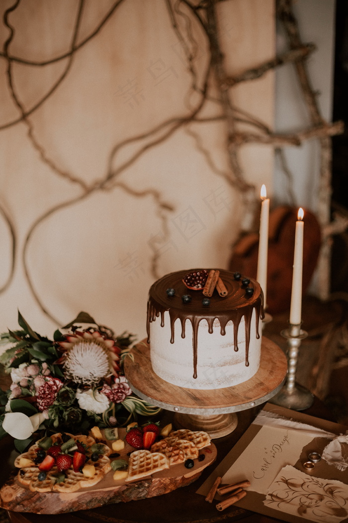 巧克力淋面生日蛋糕图片