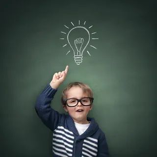 黑板上的电灯与儿童摄影图片儿童图片 黑板上的电灯与儿童摄影图片儿童图片