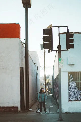 男人路口等候图片