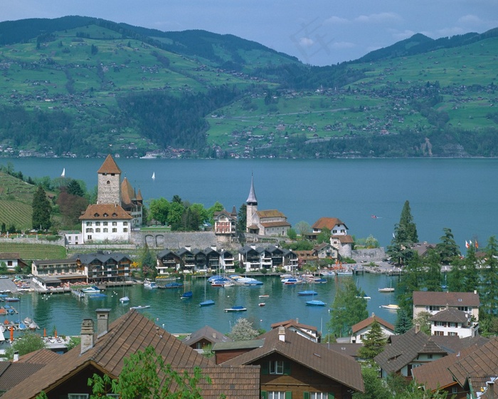 山脚下海边的村庄