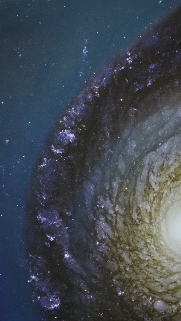 通过抽象视频覆盖的巨大而明亮的星系