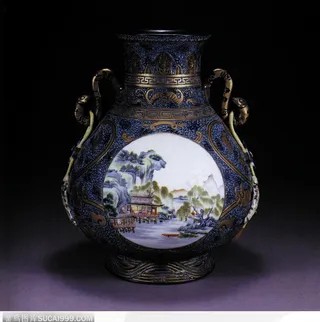 中华传统-镀金的山水花纹花瓶