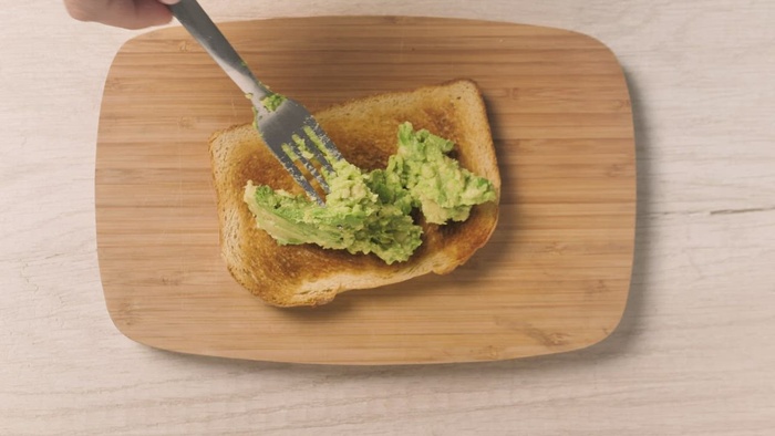 捣碎的鳄梨吐司