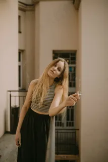 抽烟颓废女生图片 抽烟颓废女生图片