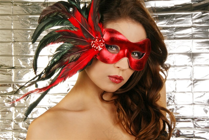 戴红色面具的美女图片