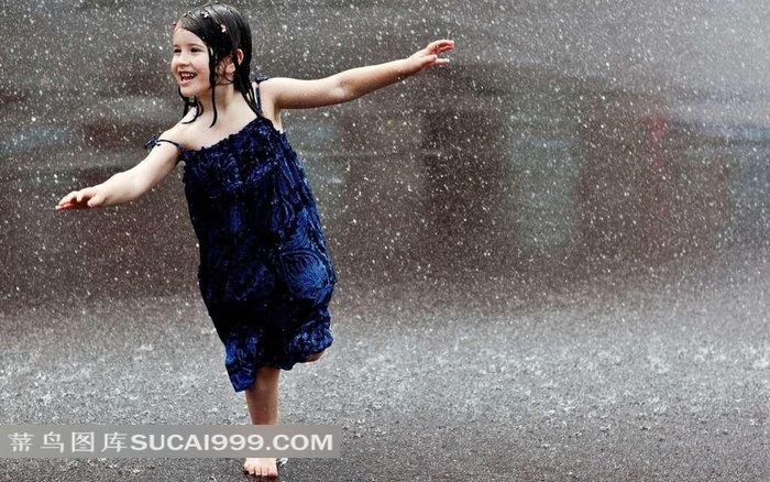 雨中玩耍的小女孩
