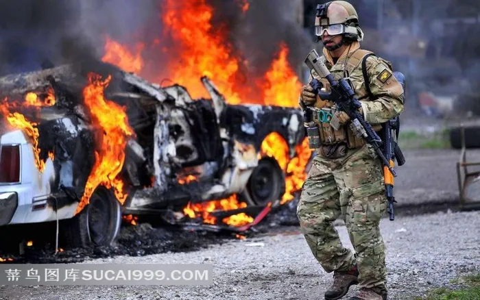 士兵和燃烧的汽车