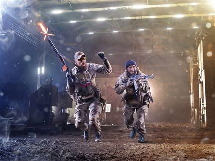 拿着枪的特种兵大图