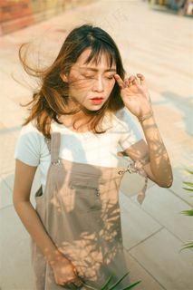 阳光少女户外特写图片