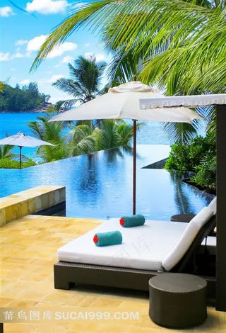 海边泳池躺椅风景图片