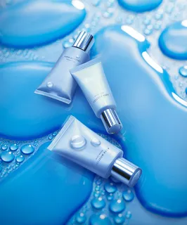 精美水润护肤品海报PSD分层素材