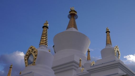 蓝天白云藏传佛教白塔