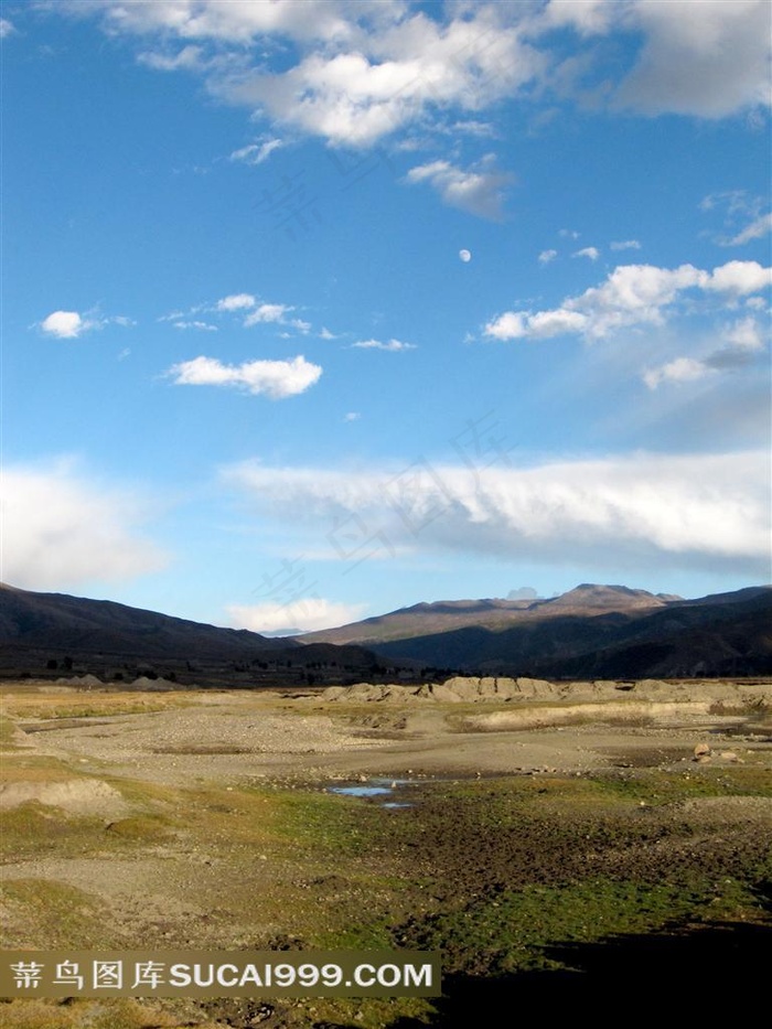 纯净蔚蓝的天空上白云朵朵远山草地高原美景图片素材