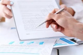 签署合同的商务人士高清图片